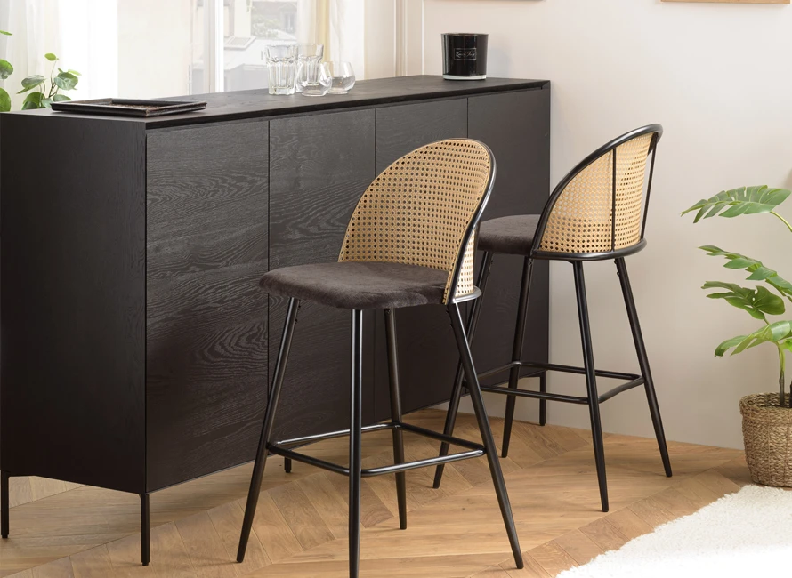 Tables et tabourets de bar